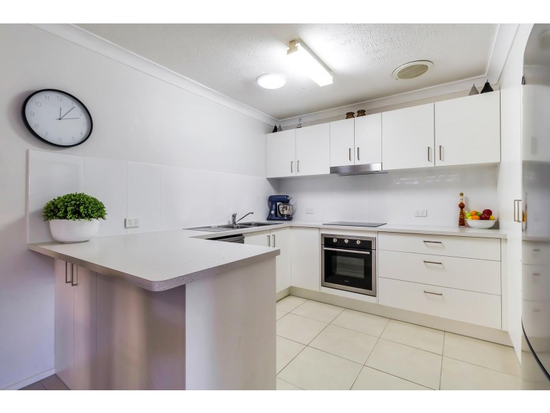 2/7 Flora Close, Burleigh Waters QLD 4220