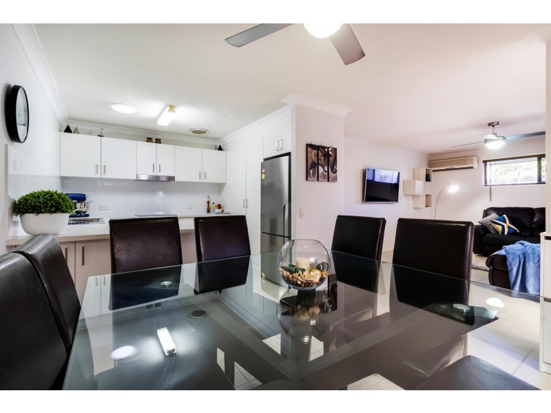 2/7 Flora Close, Burleigh Waters QLD 4220