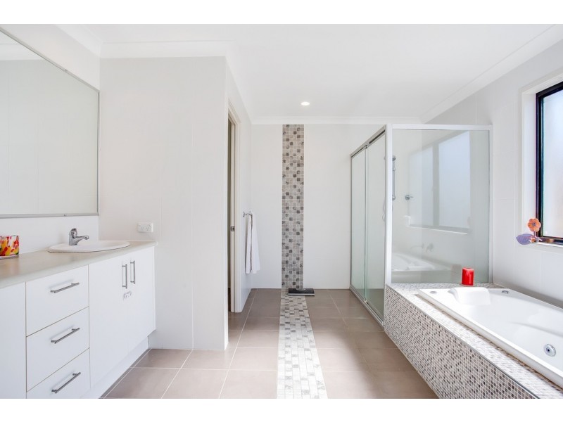 63 Azzurra Drive, Varsity Lakes QLD 4227