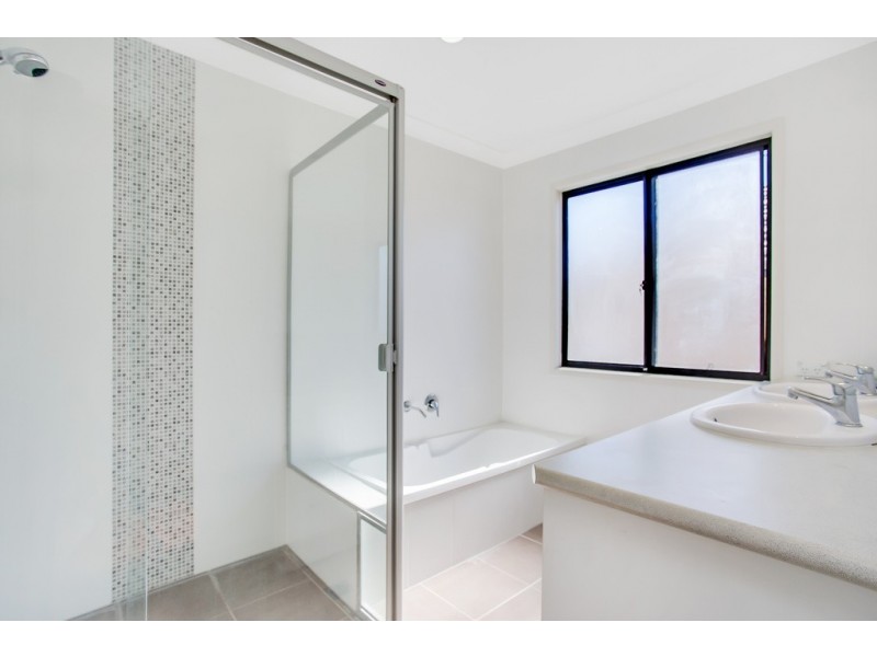 63 Azzurra Drive, Varsity Lakes QLD 4227