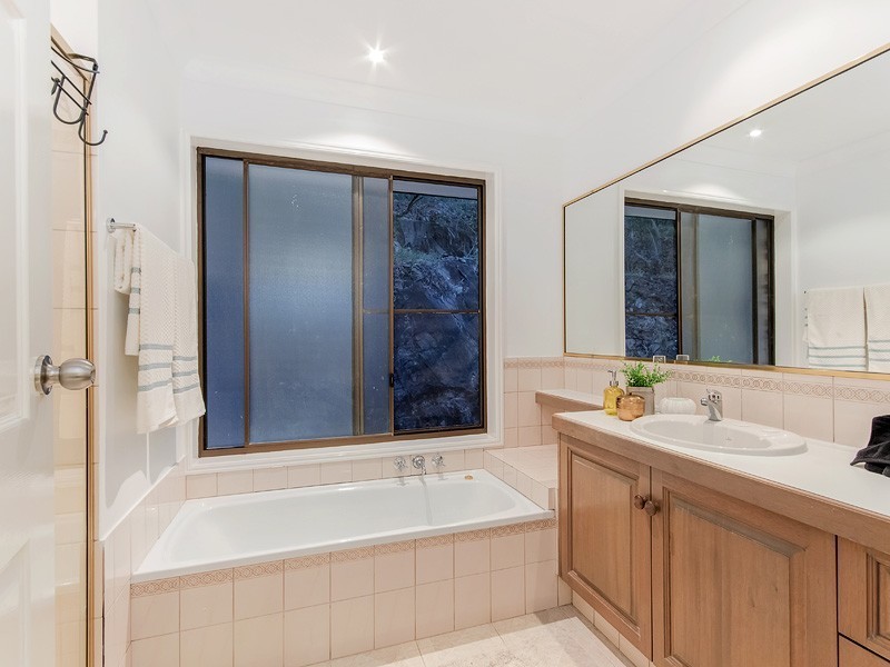 6 Akama Court, Mudgeeraba QLD 4213