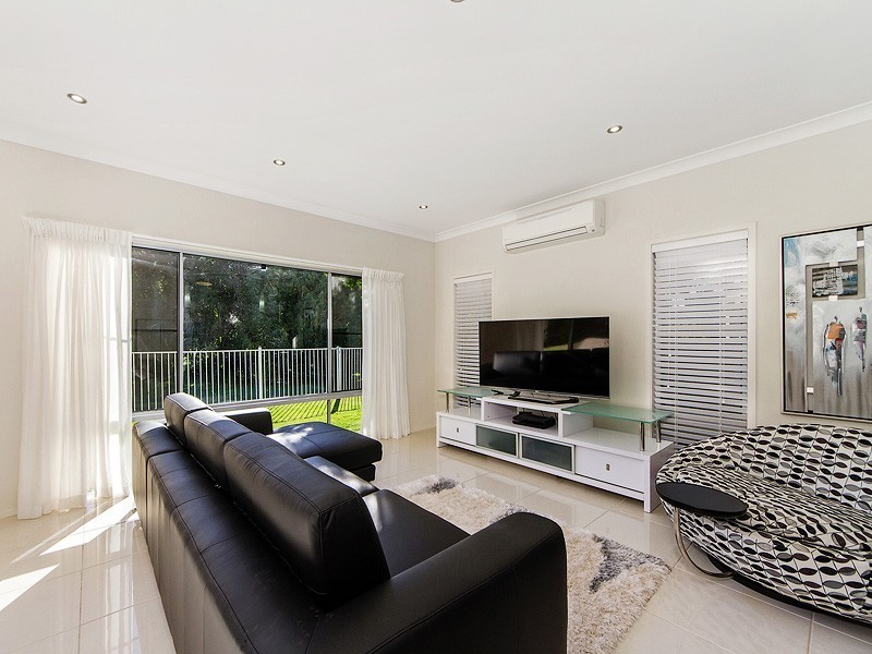 2 Meadowlake Drive, Carrara QLD 4211