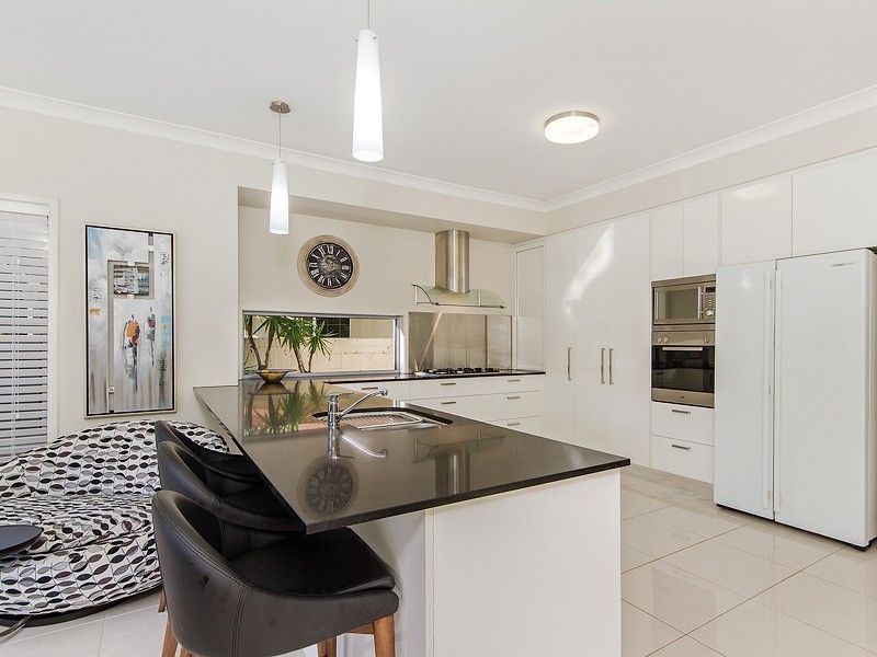 2 Meadowlake Drive, Carrara QLD 4211
