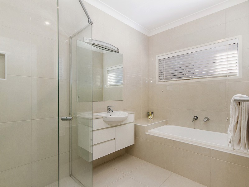2 Meadowlake Drive, Carrara QLD 4211
