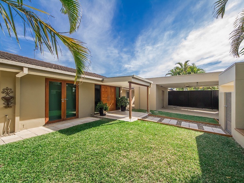 13 Boongala Road, Broadbeach Waters QLD 4218