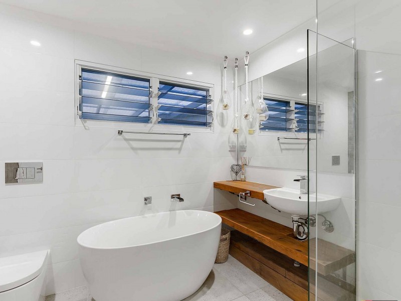 216 Bayview Street, Runaway Bay QLD 4216