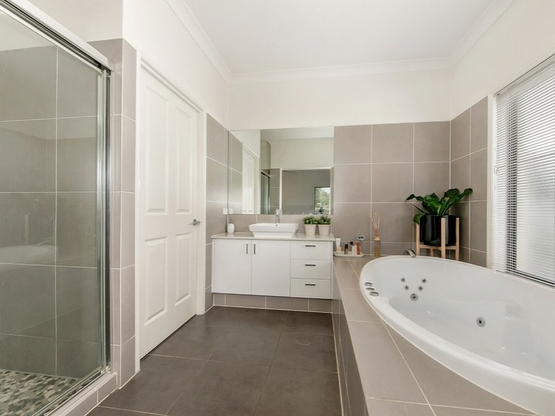 4 Peregrine Street, Reedy Creek QLD 4227