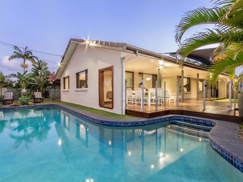 2 Myrtle Court, Palm Beach QLD 4221