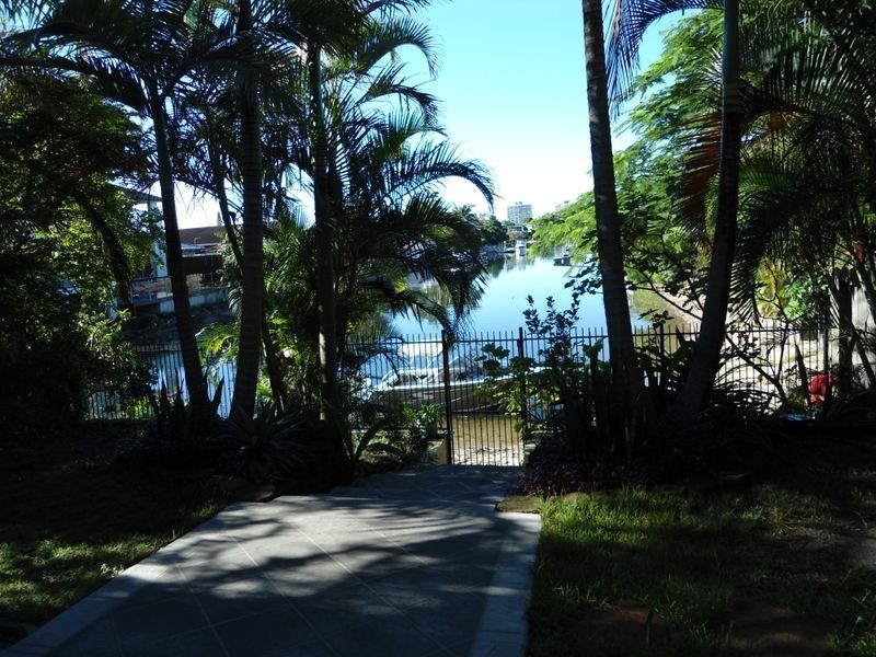 36 T E Peters Drive, Broadbeach Waters QLD 4218