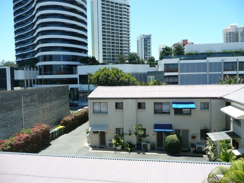 28/11-17 Philip Avenue, Broadbeach QLD 4218