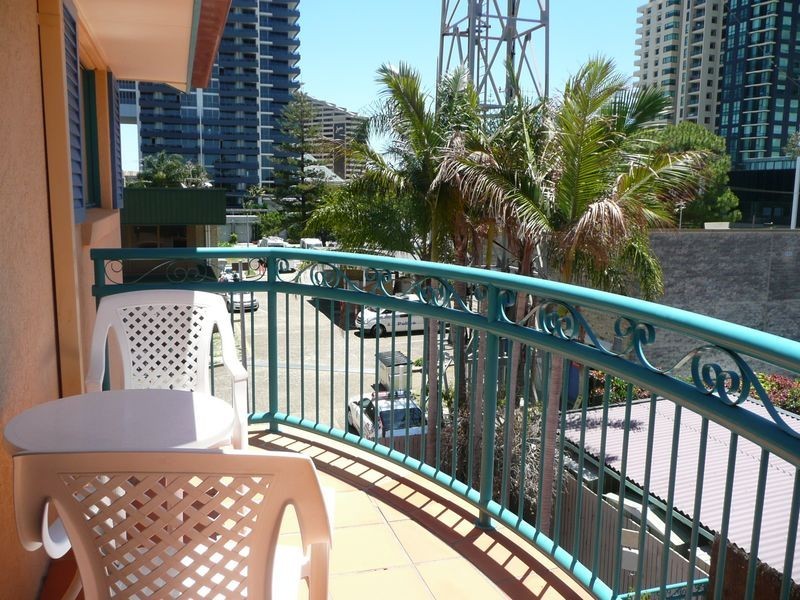 28/11-17 Philip Avenue, Broadbeach QLD 4218