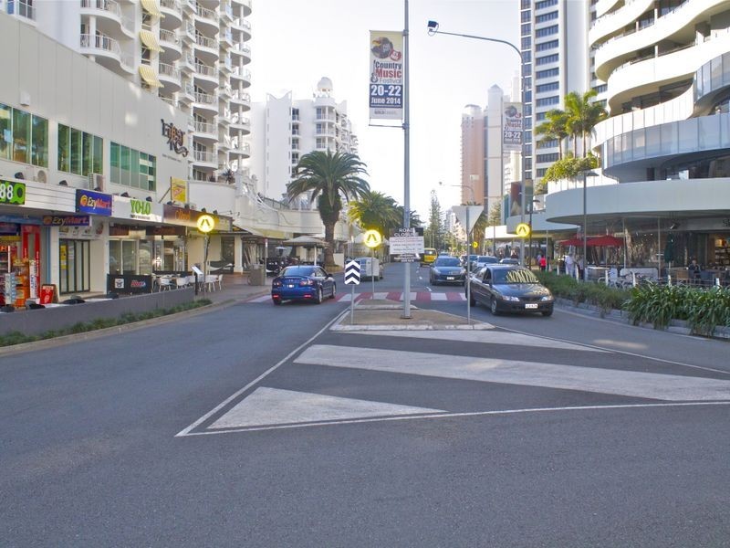 2/88 Surf Parade, Broadbeach QLD 4218