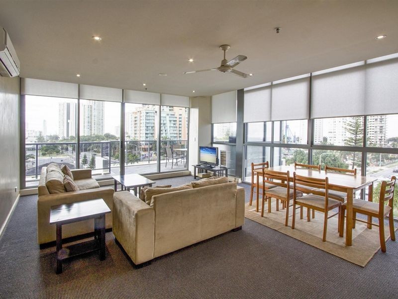 18 Cypress Av, Surfers Paradise QLD 4217