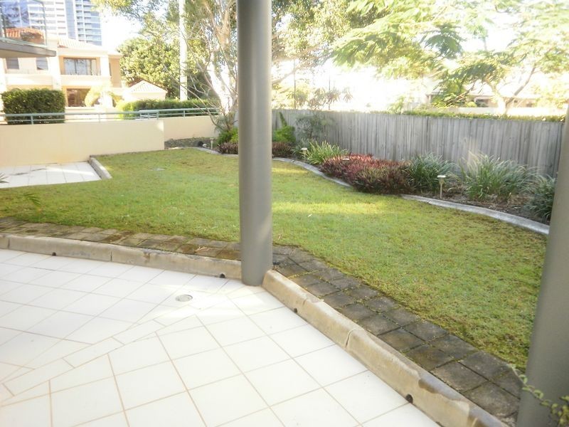 2/8 Tarcoola Crescent, Chevron Island QLD 4217