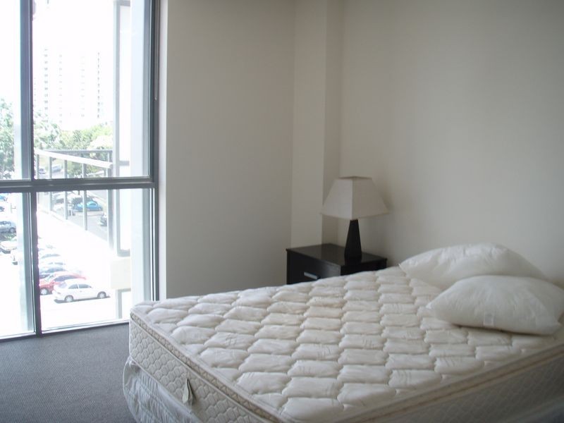 18 Cypress Av, Surfers Paradise QLD 4217