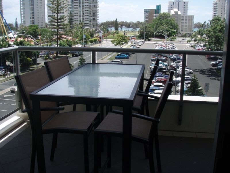 18 Cypress Av, Surfers Paradise QLD 4217