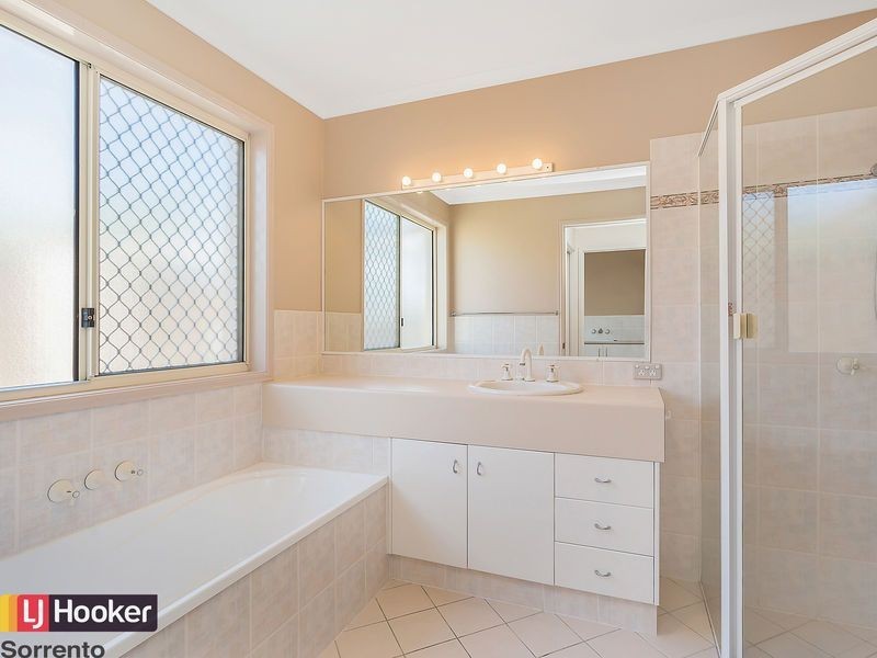 8 Coral Tree Court, Robina QLD 4226