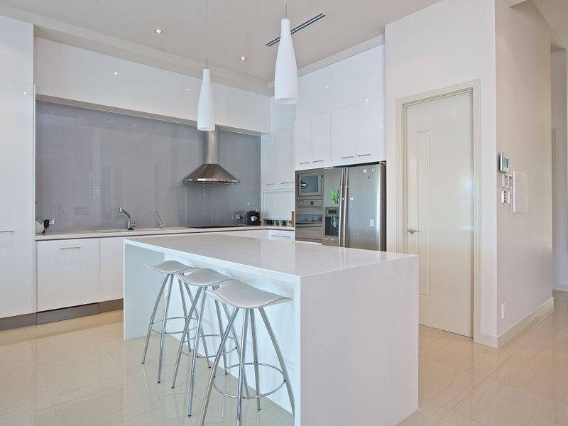 33 Royal Albert Crescent, Sovereign Islands QLD 4216