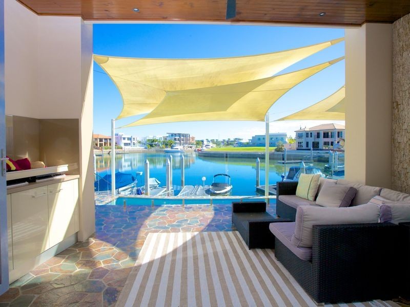 33 Royal Albert Crescent, Sovereign Islands QLD 4216