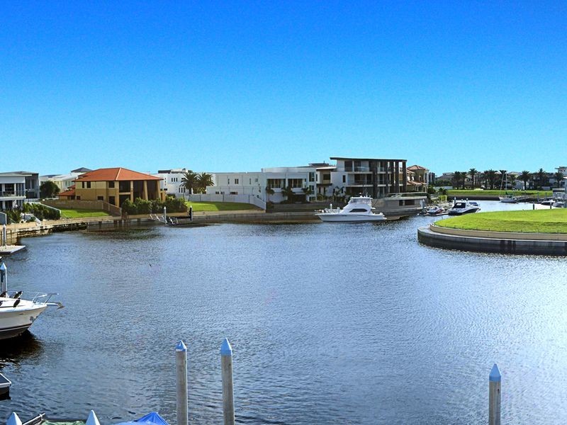 33 Royal Albert Crescent, Sovereign Islands QLD 4216