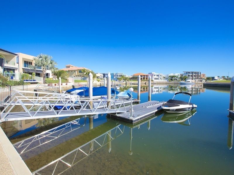 33 Royal Albert Crescent, Sovereign Islands QLD 4216