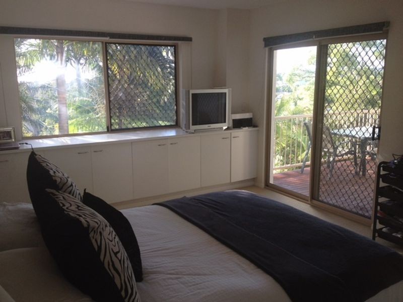 64 Angelic Street, Elanora QLD 4221