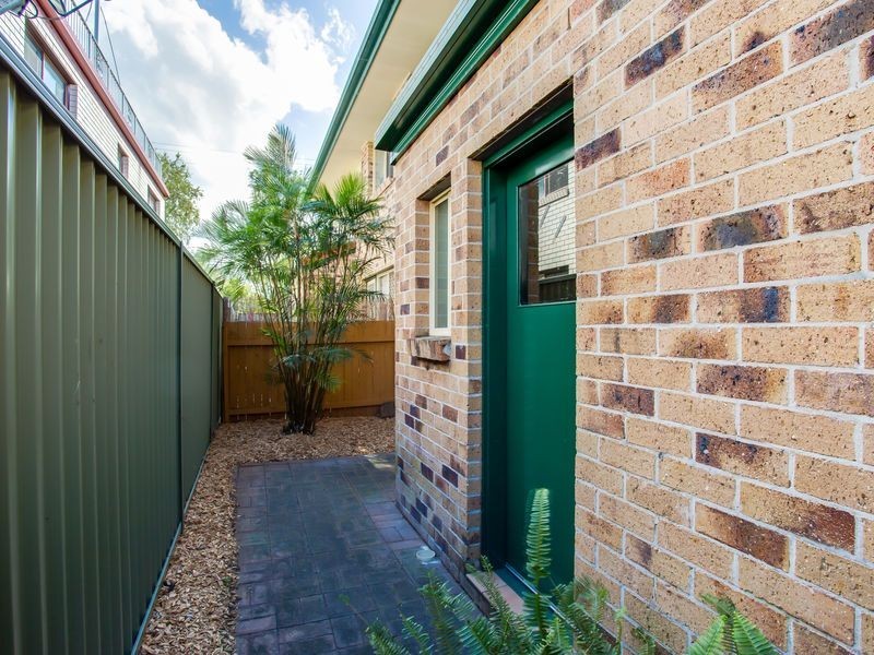 2/5 Ahern Street, Labrador QLD 4215