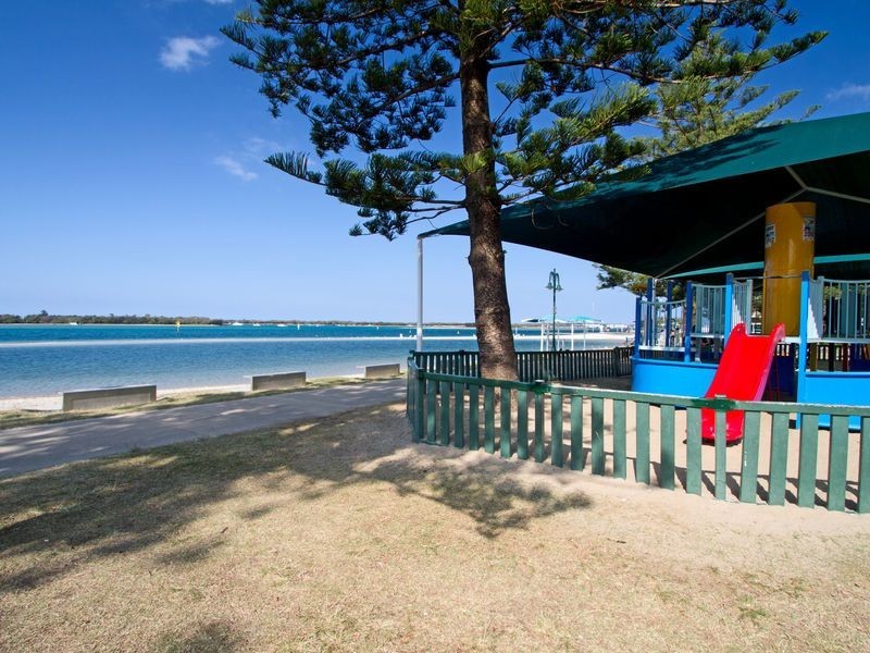 2/5 Ahern Street, Labrador QLD 4215