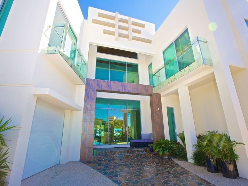 33 Royal Albert Crescent, Sovereign Islands QLD 4216