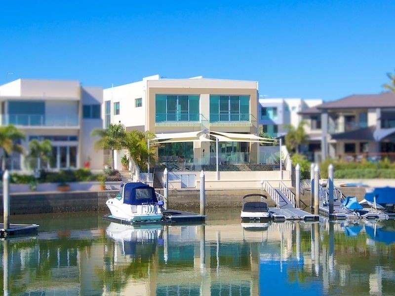 33 Royal Albert Crescent, Sovereign Islands QLD 4216