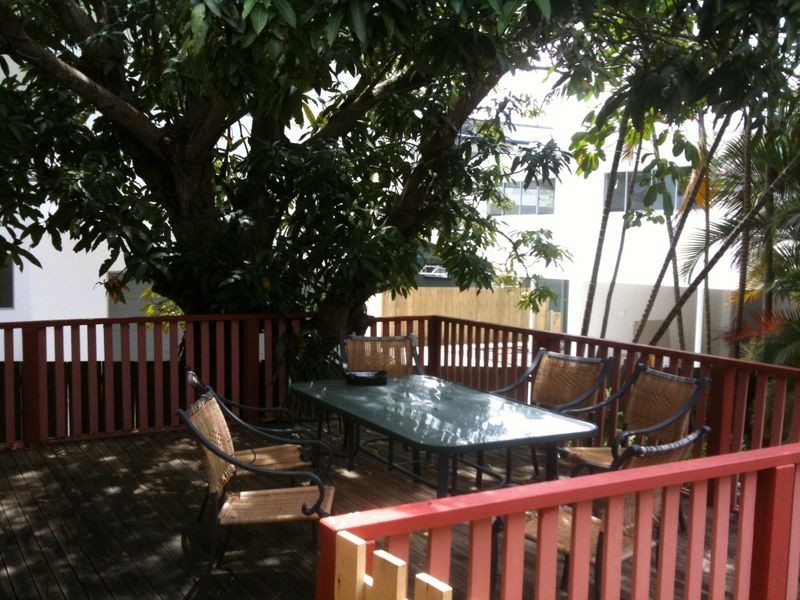 85 Pohlman St, Southport QLD 4215