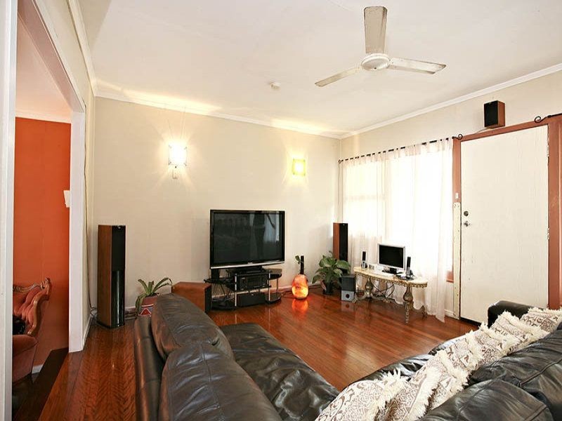 85 Pohlman St, Southport QLD 4215