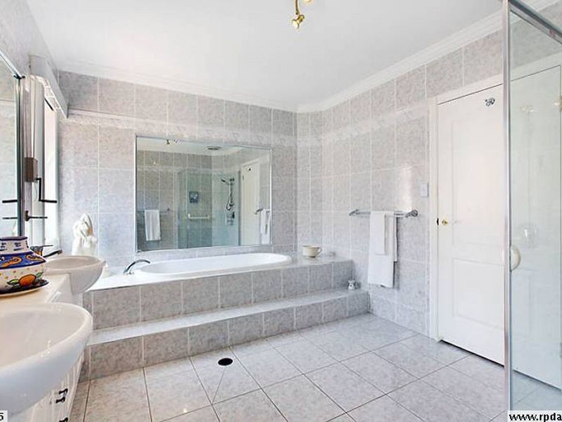 42 Deborah Avenue, Benowa Waters QLD 4217