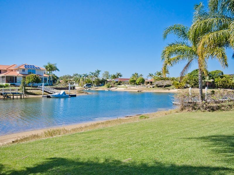 35 Bermuda Street, Broadbeach Waters QLD 4218
