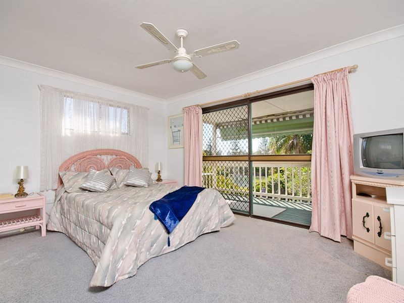 35 Bermuda Street, Broadbeach Waters QLD 4218