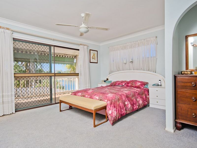 35 Bermuda Street, Broadbeach Waters QLD 4218