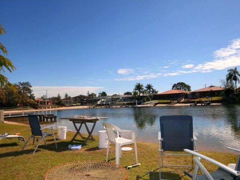 89 T E Peters Drive, Broadbeach Waters QLD 4218