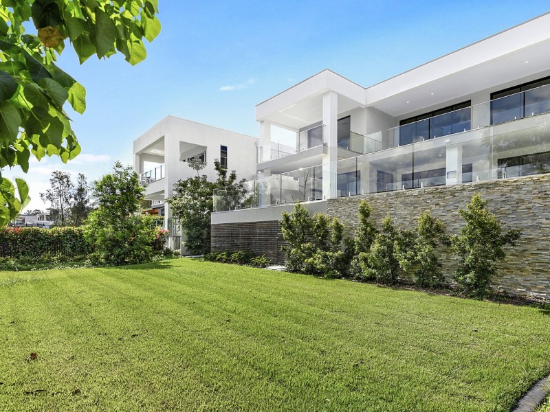 3031 The Boulevarde, Benowa QLD 4217
