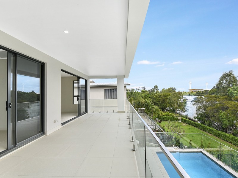 3031 The Boulevarde, Benowa QLD 4217