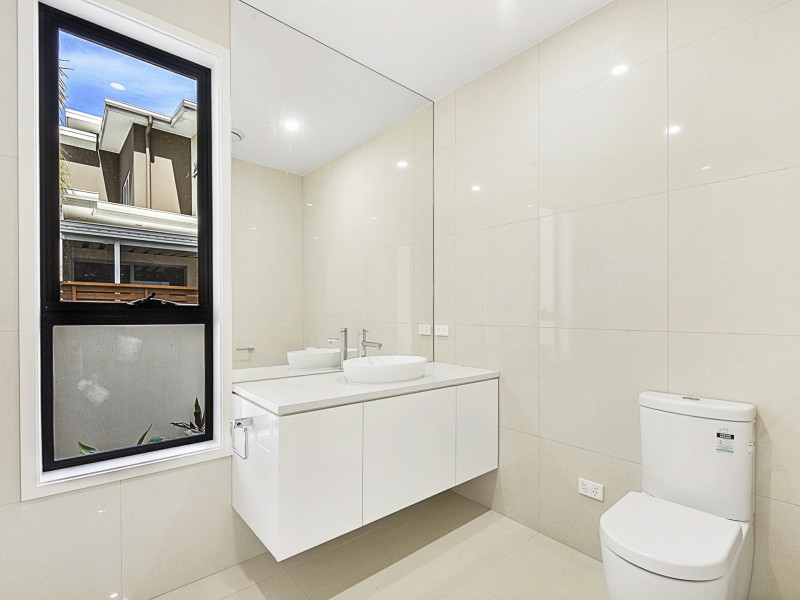 3031 The Boulevarde, Benowa QLD 4217