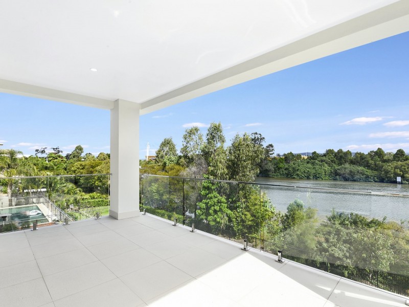 3031 The Boulevarde, Benowa QLD 4217