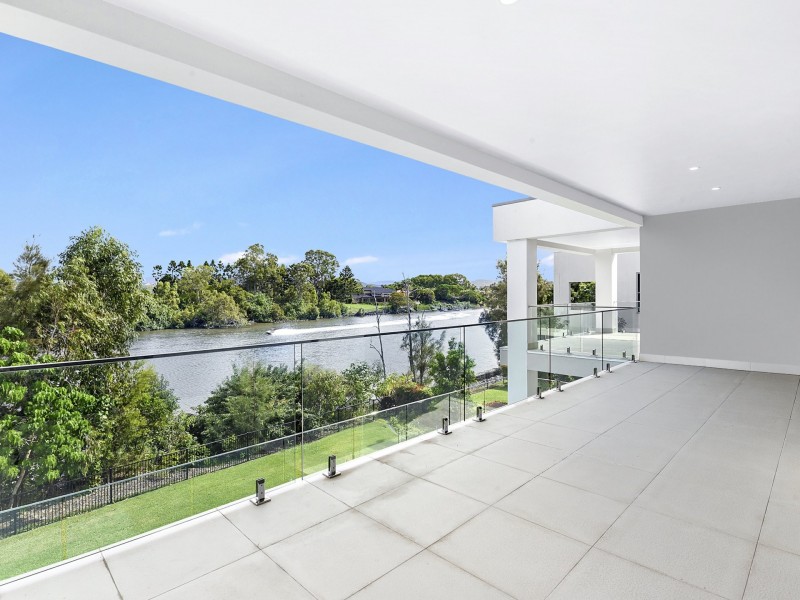 3031 The Boulevarde, Benowa QLD 4217