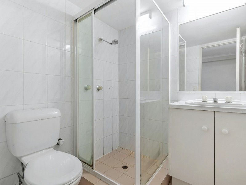 2/146 Marine Parade, Southport QLD 4215