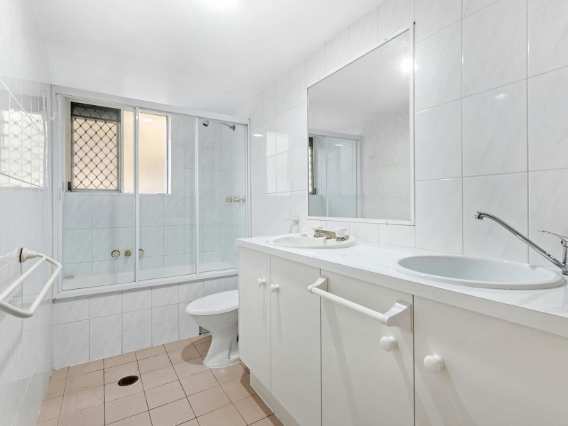 2/146 Marine Parade, Southport QLD 4215