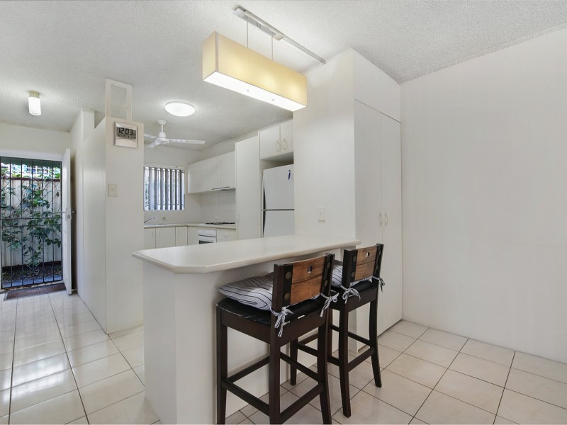 2/21 Darrambal Street, Surfers Paradise QLD 4217