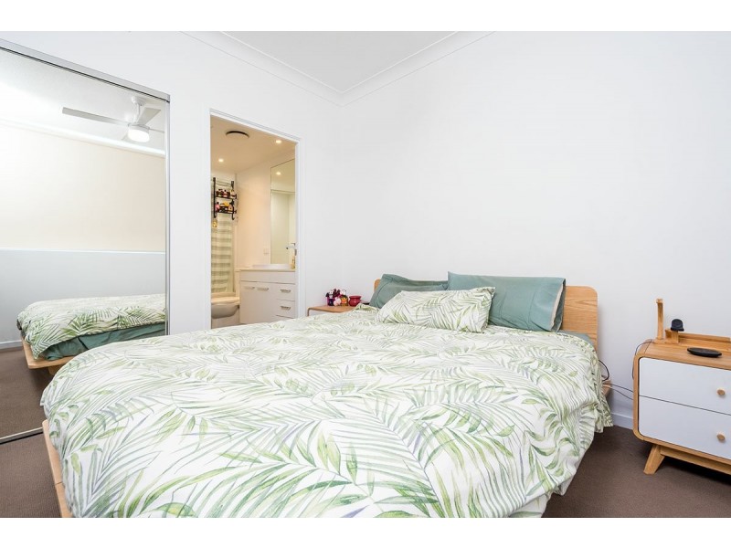 number street, Labrador QLD 4215