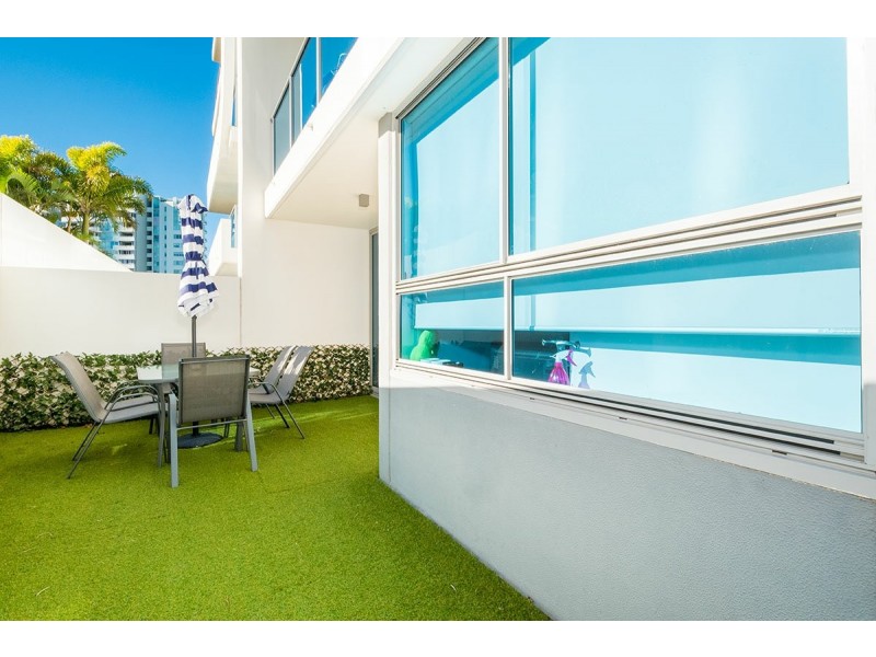 number street, Labrador QLD 4215