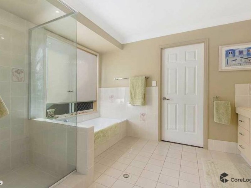 8 Kula Close, Benowa QLD 4217