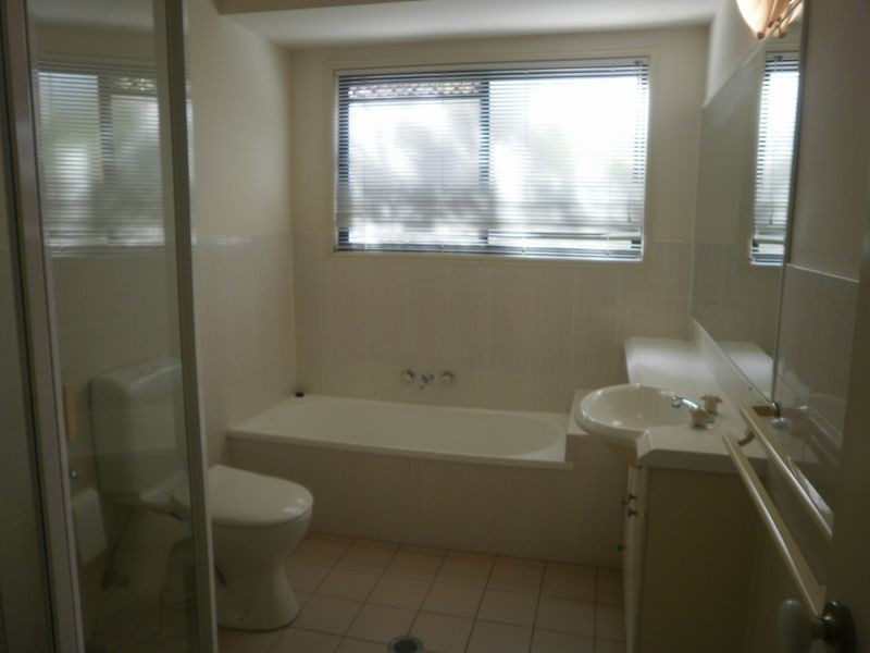 2 Girraween Grove, Ashmore QLD 4214