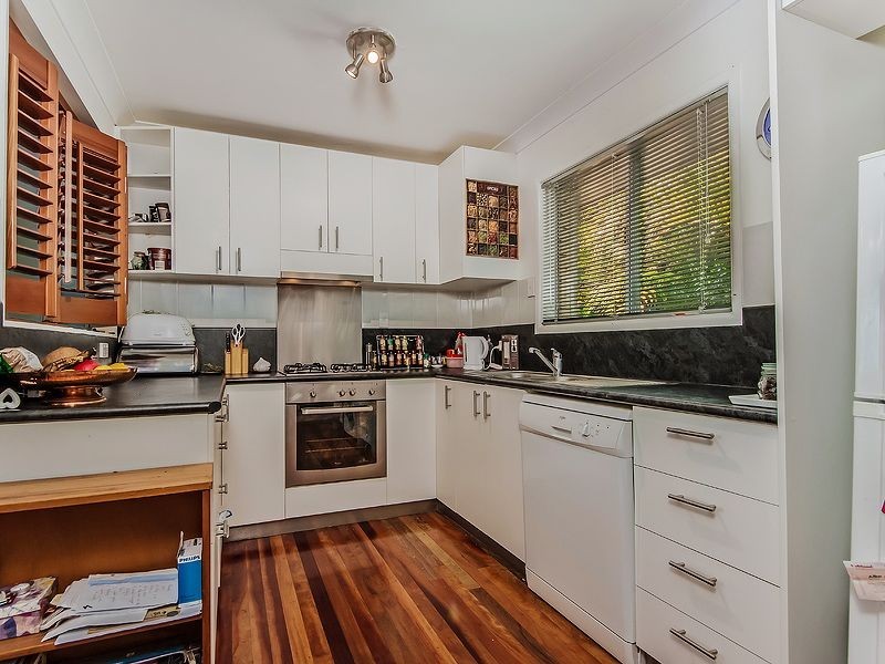 30 Nyora Street, Southport QLD 4215